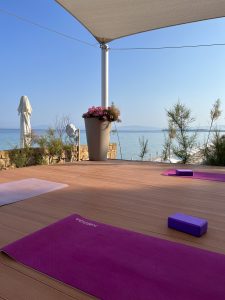 Yoga-Plattform im Sani Beach