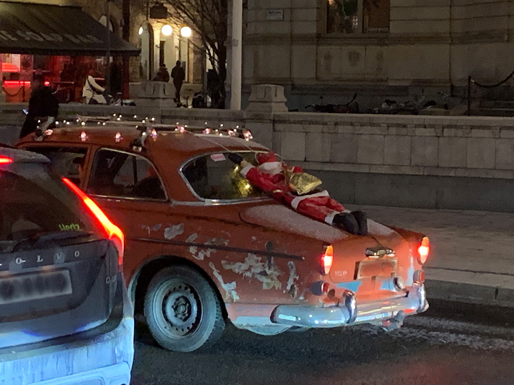 Weihnachtsmann auf Auto